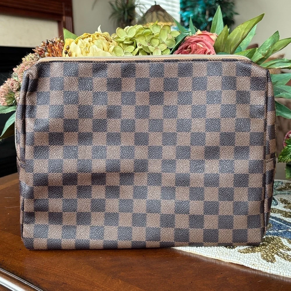 Brown Checkered Zippered Travel Pouch Makeup Bag w/ 14 Pairs of Faux Mink Lashes